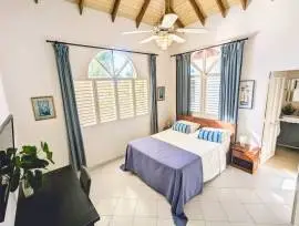 5BR villa plus 2 guest apts, solar powered B&B, own well