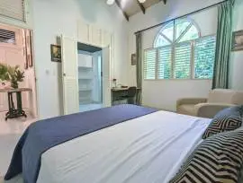 5BR villa plus 2 guest apts, solar powered B&B, own well